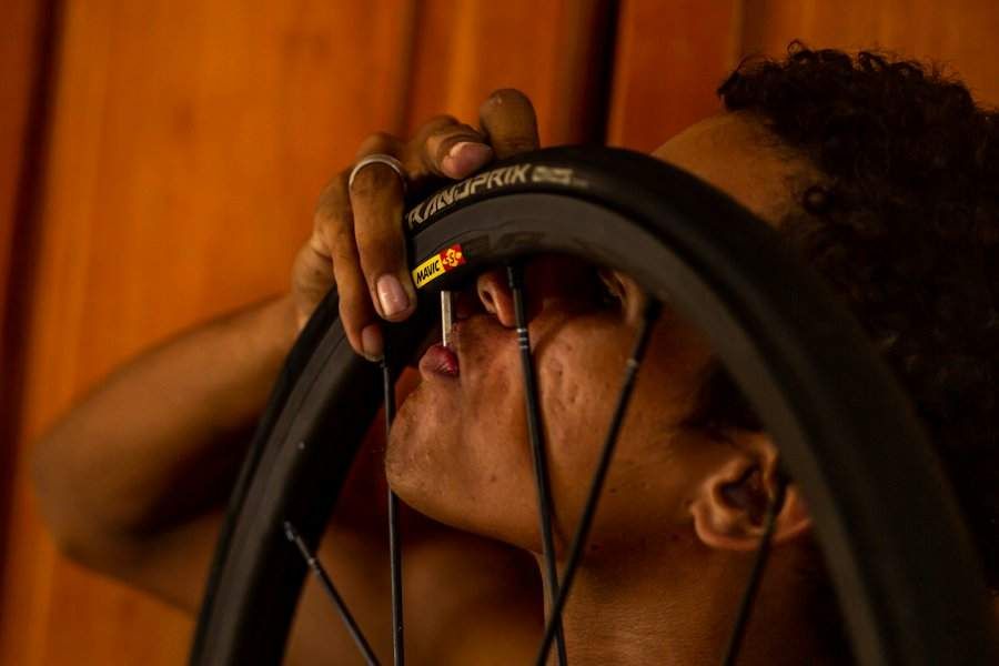 Une personne répare la chambre à air de son vélo